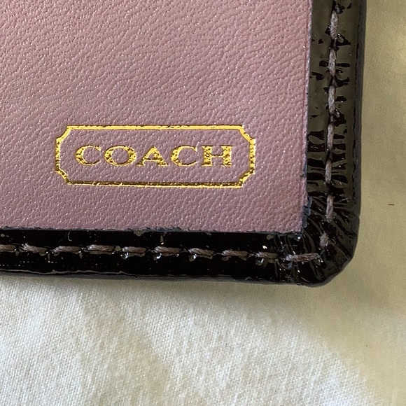 Coach wallet hardly used. Has a tiny stain - Picture 6 of 8